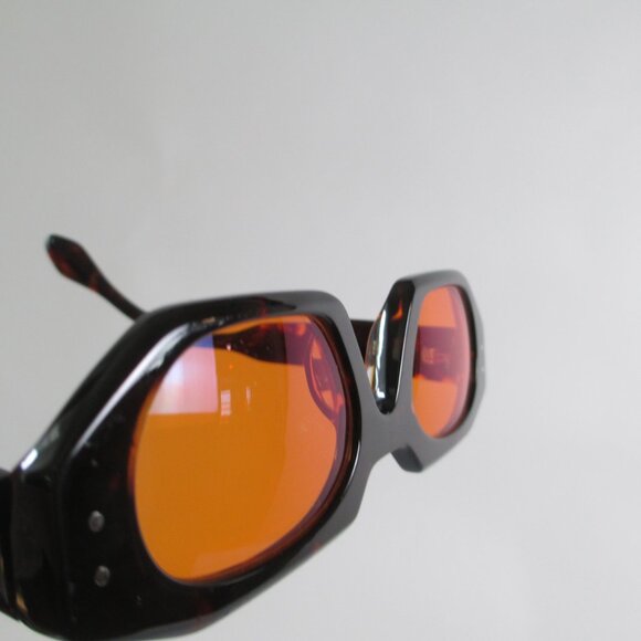 "MOLLY" TORTOISE GEOMETRIC SUNGLASSES - Picture 10 of 14